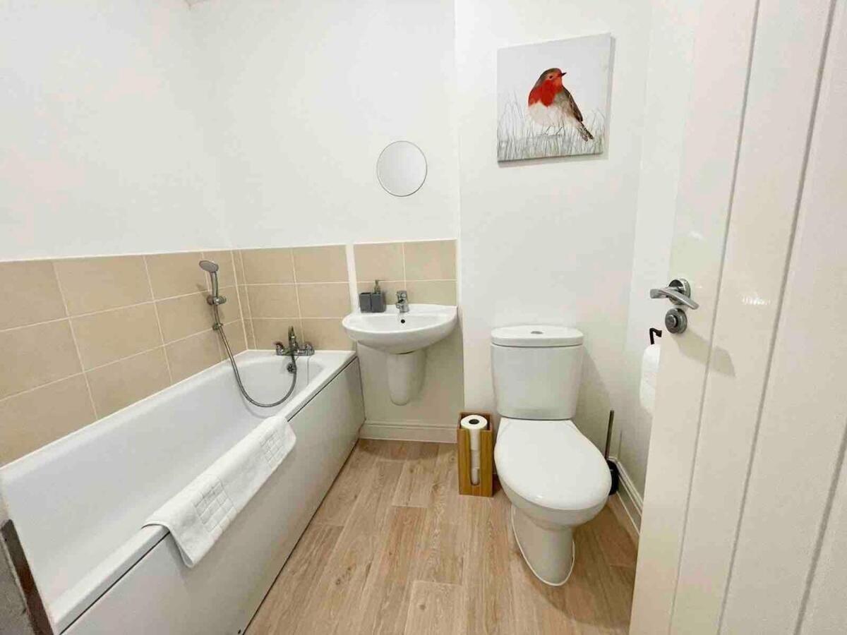 Great Home In Lovely Area With Parking, Sleeps 6 Фолкстон Екстериор снимка