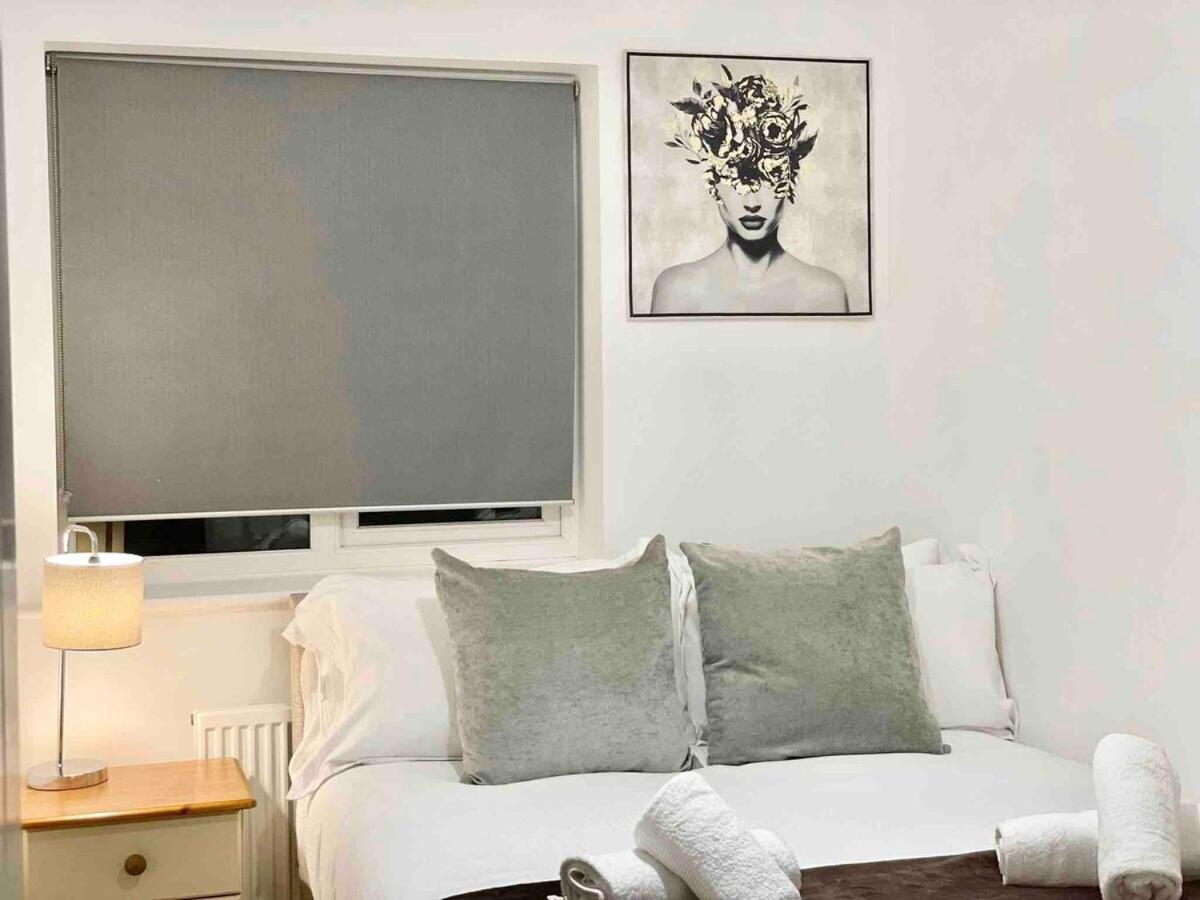 Great Home In Lovely Area With Parking, Sleeps 6 Фолкстон Екстериор снимка